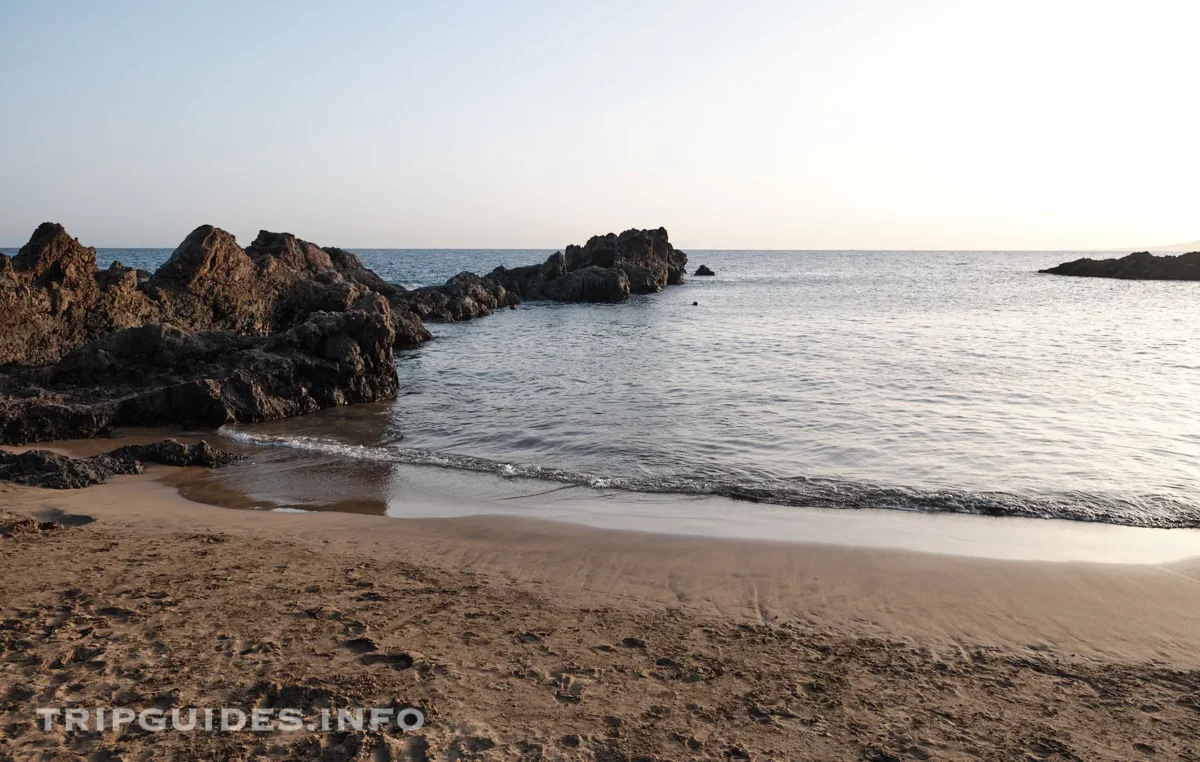 Пляж Плайя-Чика (Playa Chica) в Пуэрто-дель-Кармен на Лансароте