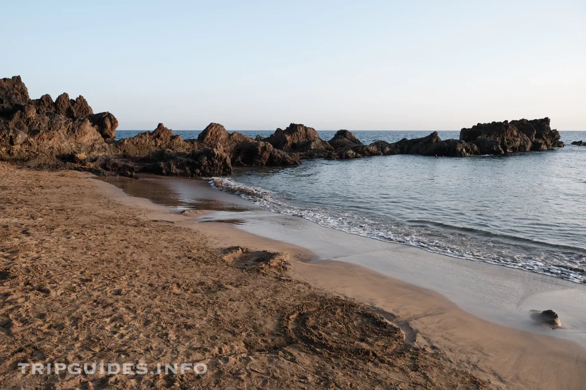 Пляж Плайя-Чика (Playa Chica) в Пуэрто-дель-Кармен на Лансароте