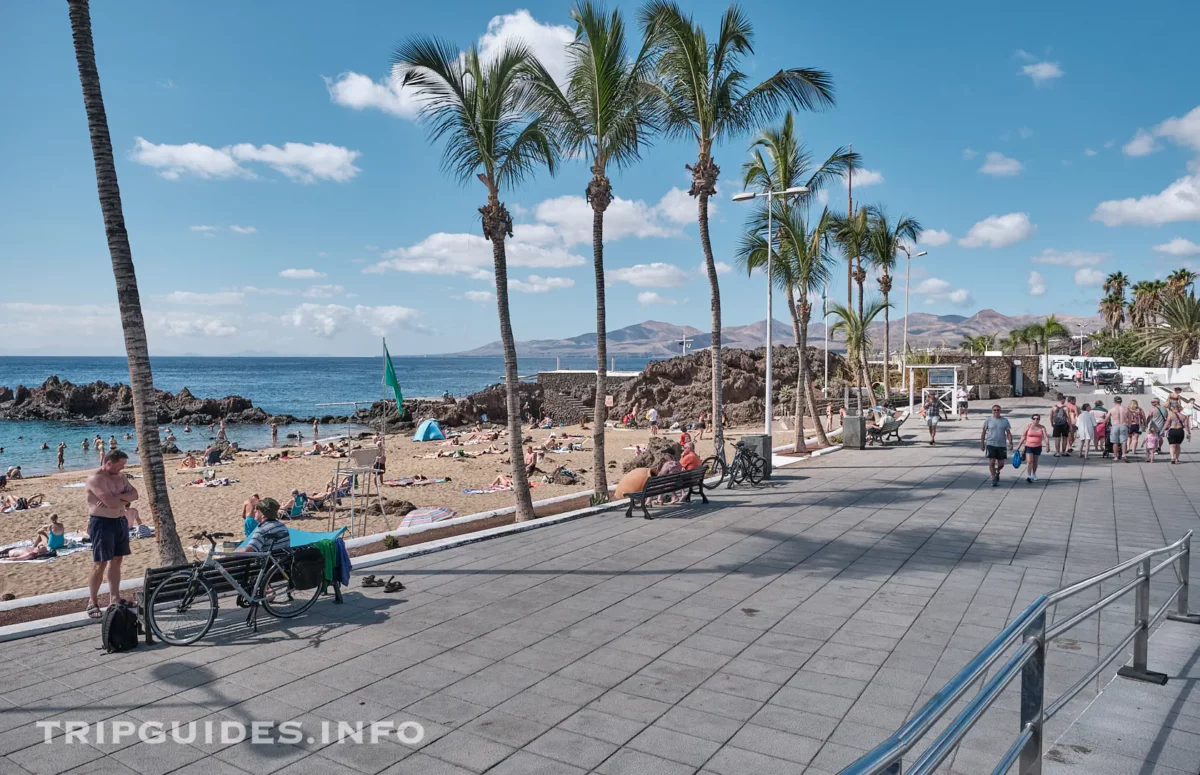 Пляж Плайя-Чика (Playa Chica) в Пуэрто-дель-Кармен на Лансароте