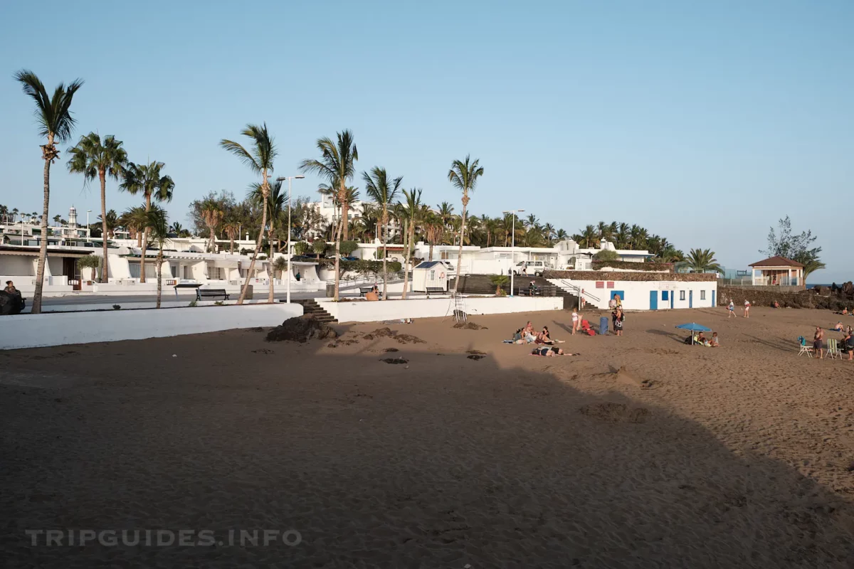 Пляж Плайя-Чика (Playa Chica) в Пуэрто-дель-Кармен на Лансароте