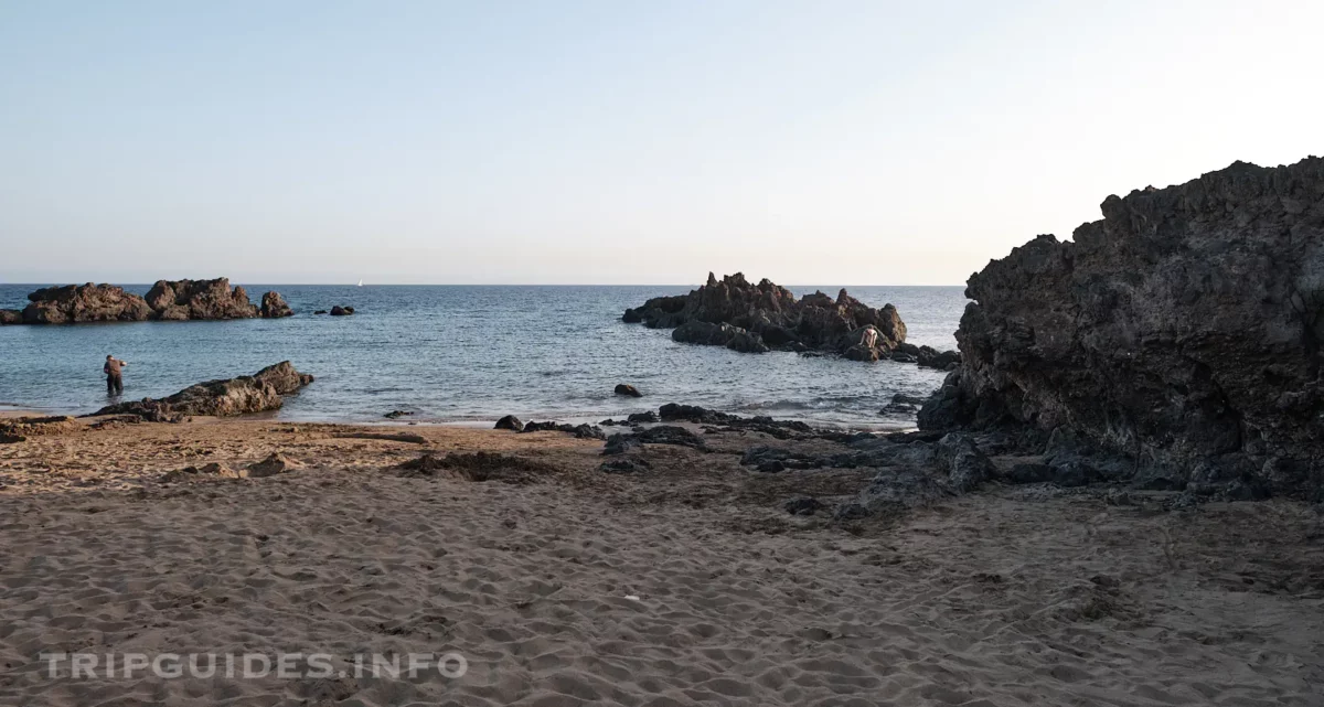 Пляж Плайя-Чика (Playa Chica) в Пуэрто-дель-Кармен на Лансароте