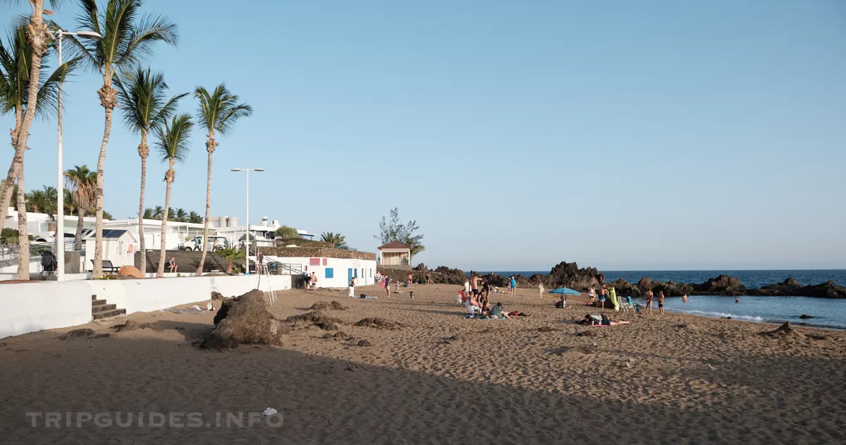 Пляж Плайя-Чика (Playa Chica) в Пуэрто-дель-Кармен на Лансароте