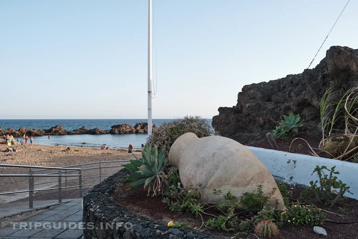 Пляж Плайя-Чика (Playa Chica) в Пуэрто-дель-Кармен на Лансароте