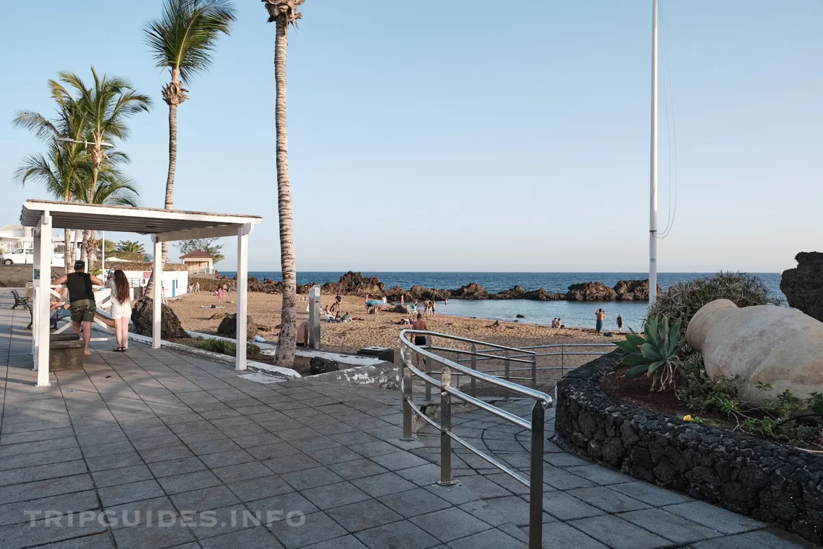 Пляж Плайя-Чика (Playa Chica) в Пуэрто-дель-Кармен на Лансароте