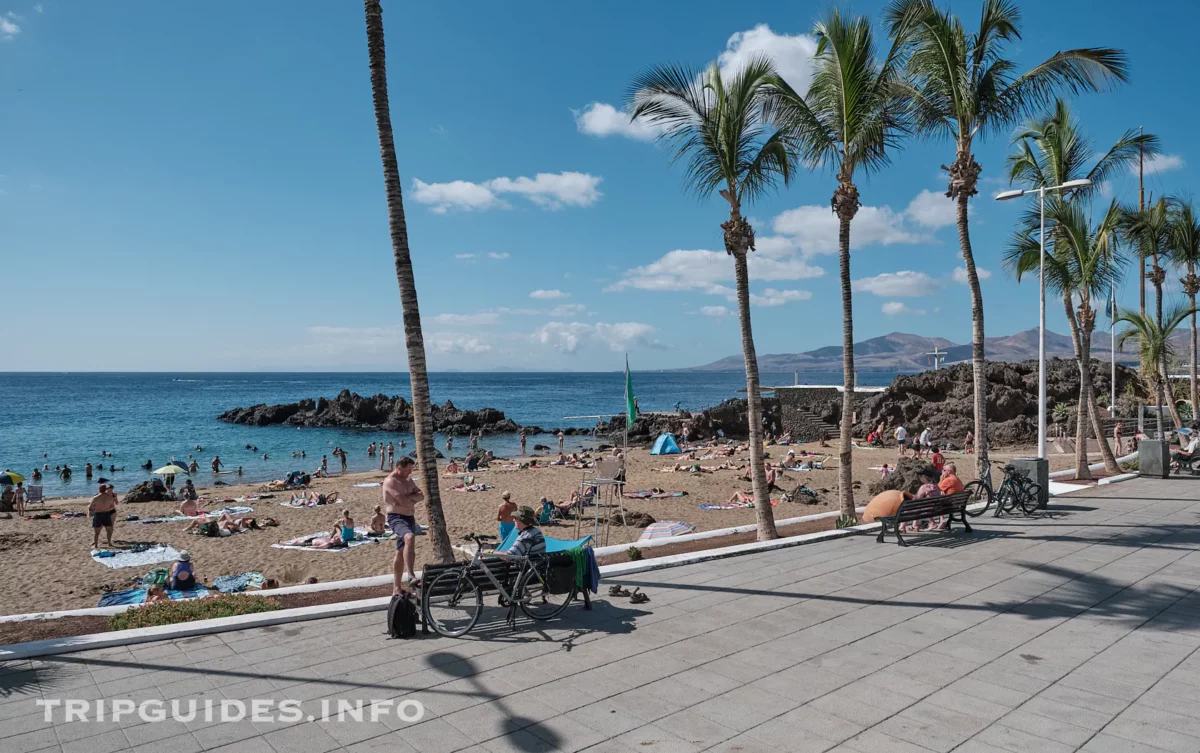 Пляж Плайя-Чика (Playa Chica) в Пуэрто-дель-Кармен на Лансароте