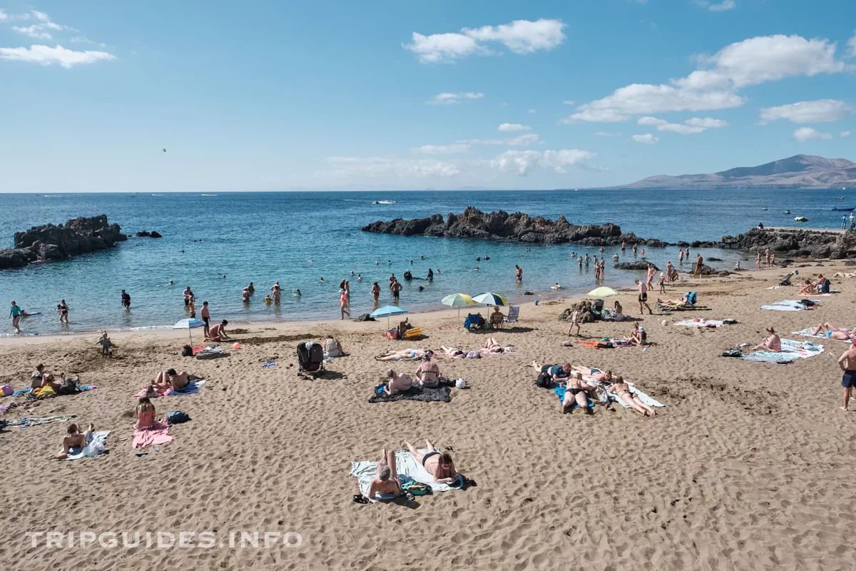 Пляж Плайя-Чика (Playa Chica) в Пуэрто-дель-Кармен на Лансароте