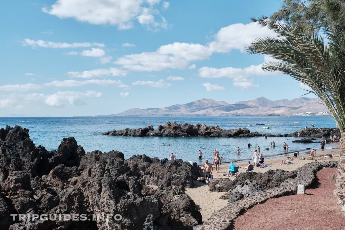 Пляж Плайя-Чика (Playa Chica) в Пуэрто-дель-Кармен на Лансароте