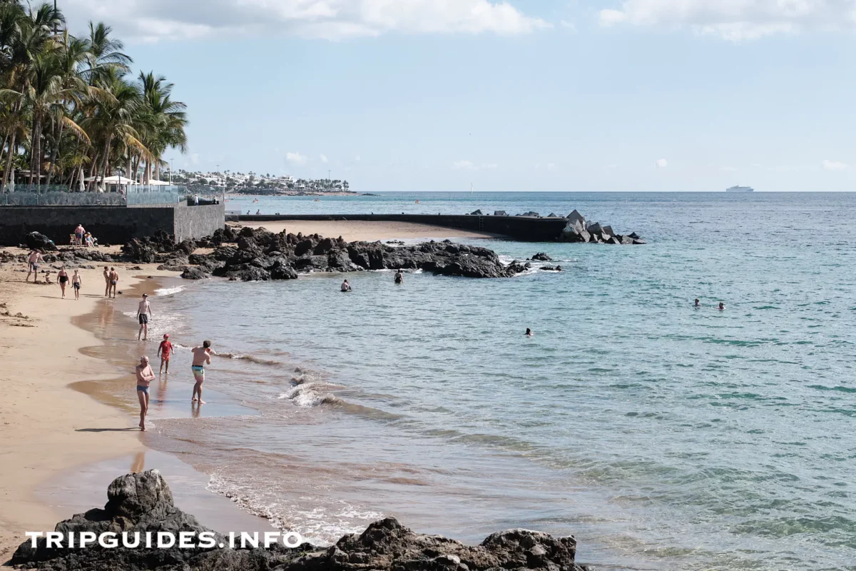 Пляж Плайя-Чика (Playa Chica) в Пуэрто-дель-Кармен на Лансароте