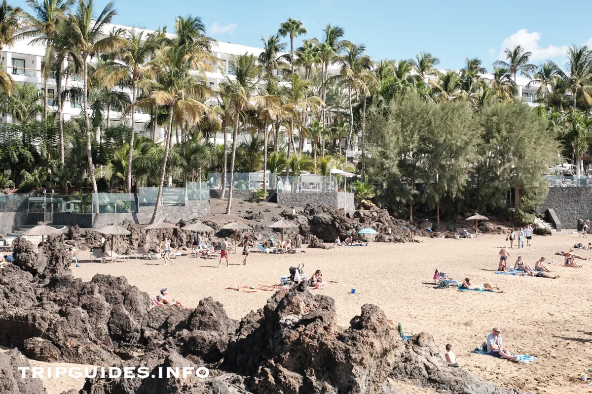 Пляж Плайя-Чика (Playa Chica) в Пуэрто-дель-Кармен на Лансароте