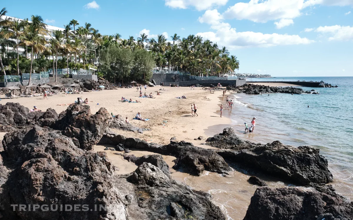 Пляж Плайя-Чика (Playa Chica) в Пуэрто-дель-Кармен на Лансароте