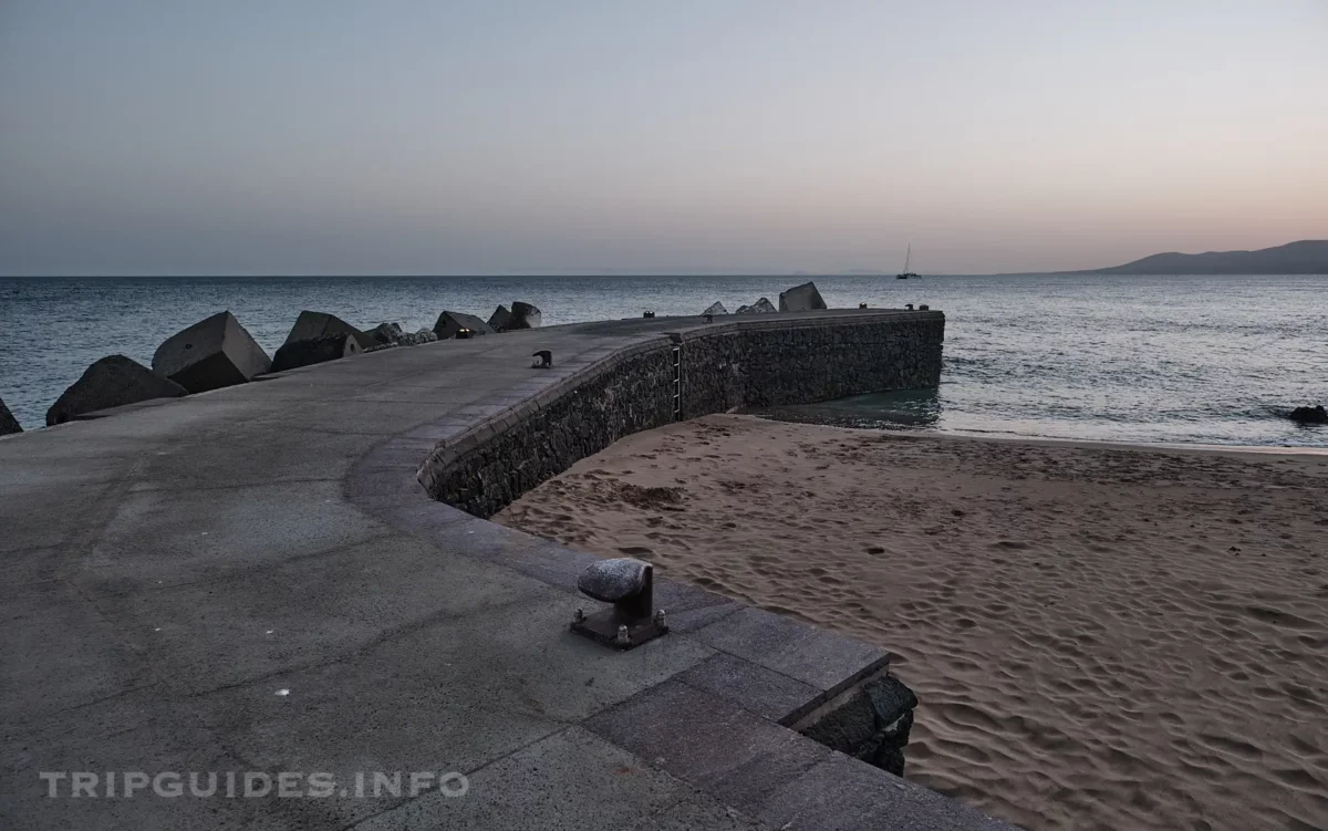 Пляж Плайя-Чика (Playa Chica) в Пуэрто-дель-Кармен на Лансароте