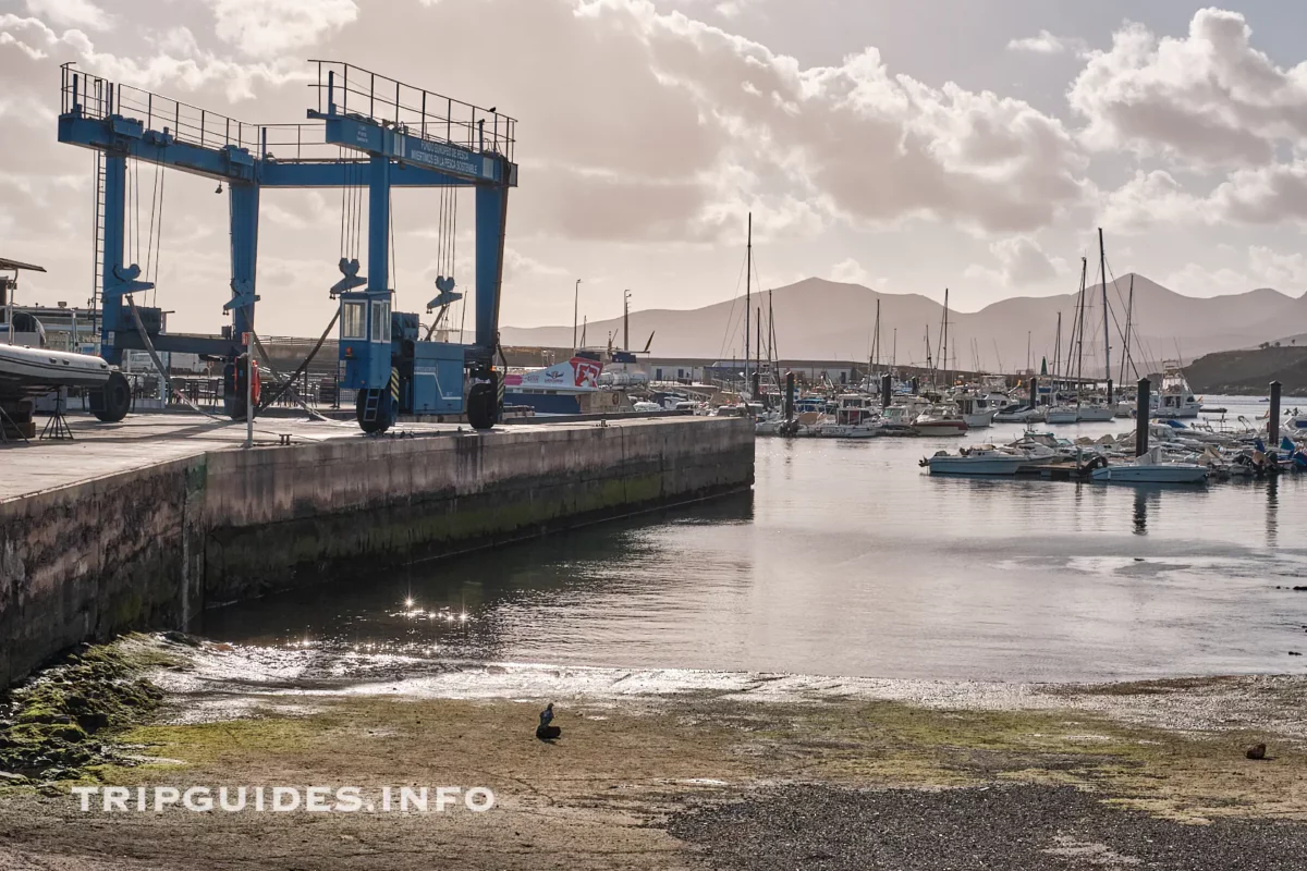 Порт Пуэрто-де-Ла-Тиньоса (Puerto de la Tiñosa) - Пуэрто-дел-Кармен - Лансароте