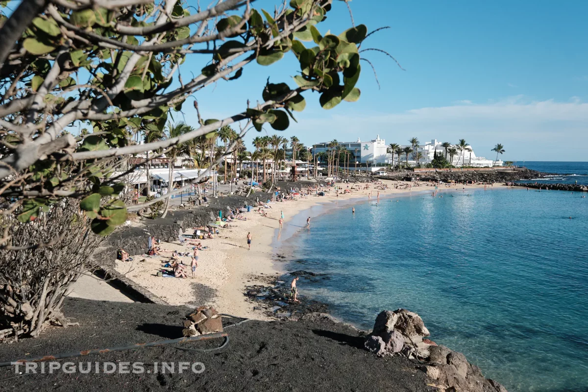 Пляж Фламинго (Playa Flamingo) на курорте Плайя-Бланка (Playa Blanca) - Лансароте