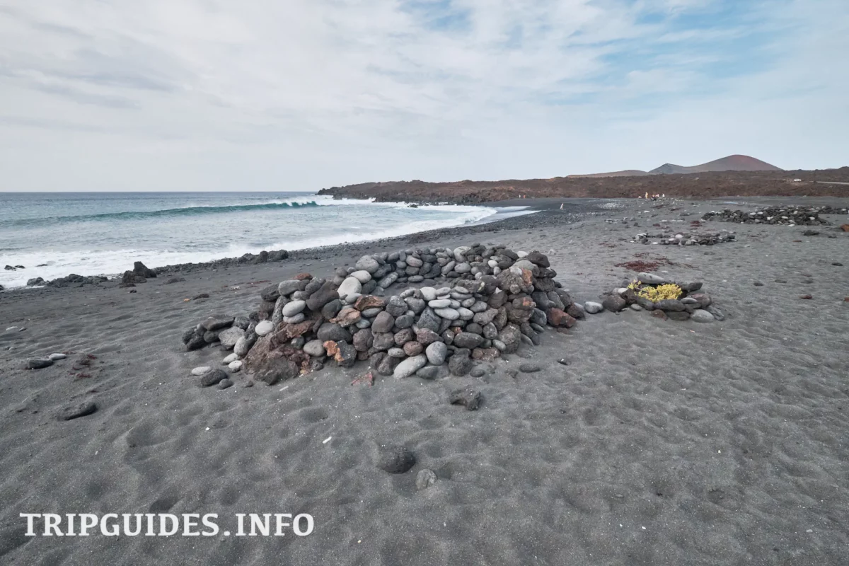 Пляж Монтанья-Бермеха (Playa de Montaña Bermeja) на Лансароте (Lanzarote)