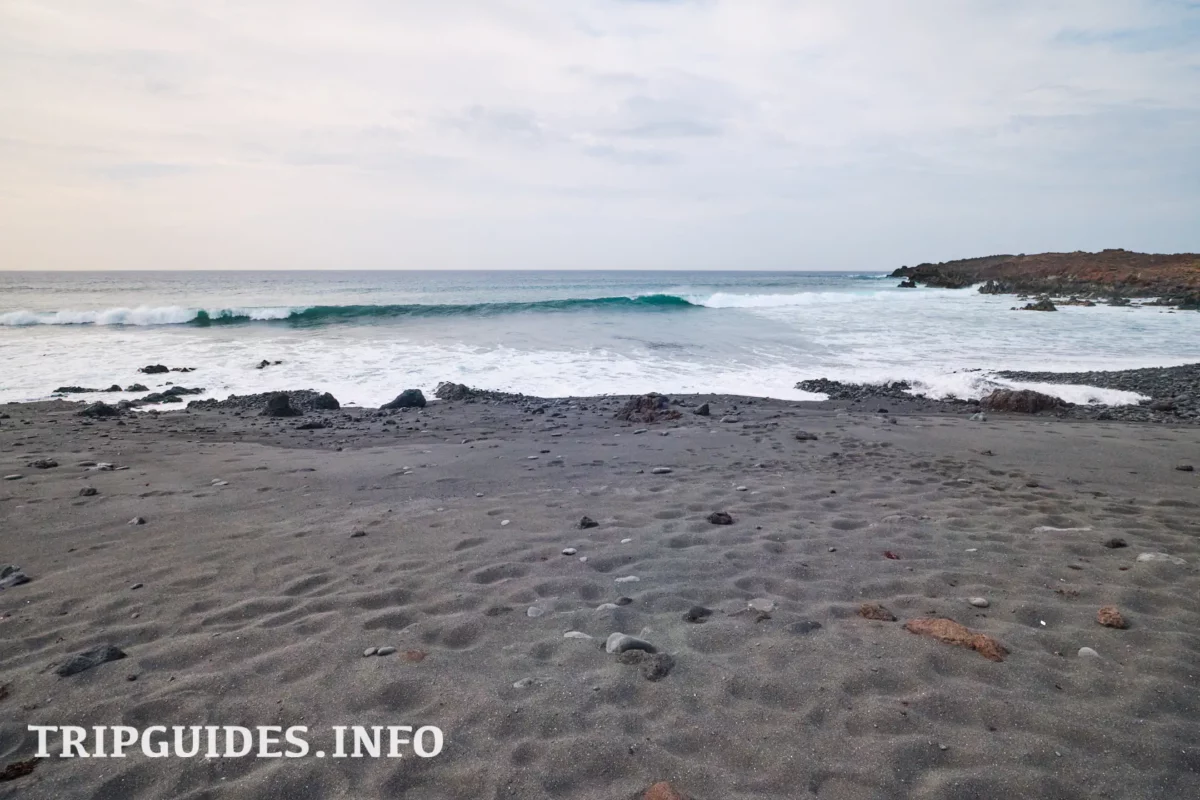 Пляж Монтанья-Бермеха (Playa de Montaña Bermeja) на Лансароте (Lanzarote)