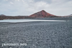 Пляж Монтанья-Бермеха (Playa de Montaña Bermeja) на Лансароте (Lanzarote)