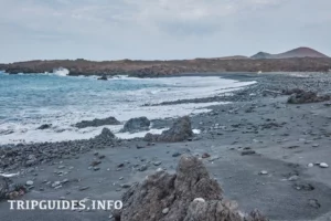 Пляж Монтанья-Бермеха (Playa de Montaña Bermeja) на Лансароте (Lanzarote)