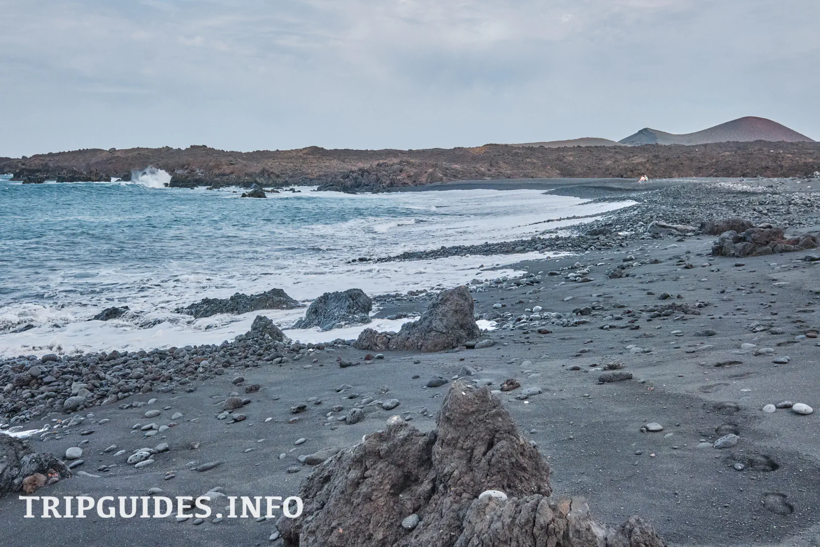 Пляж Монтанья-Бермеха (Playa de Montaña Bermeja) на Лансароте (Lanzarote)