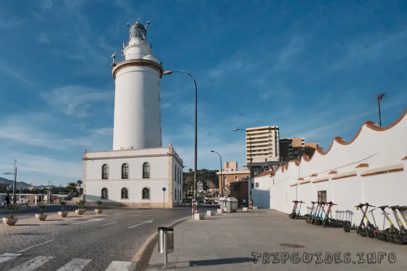 Малагский маяк (La Farola de Málaga) в городе Малага (Испания)