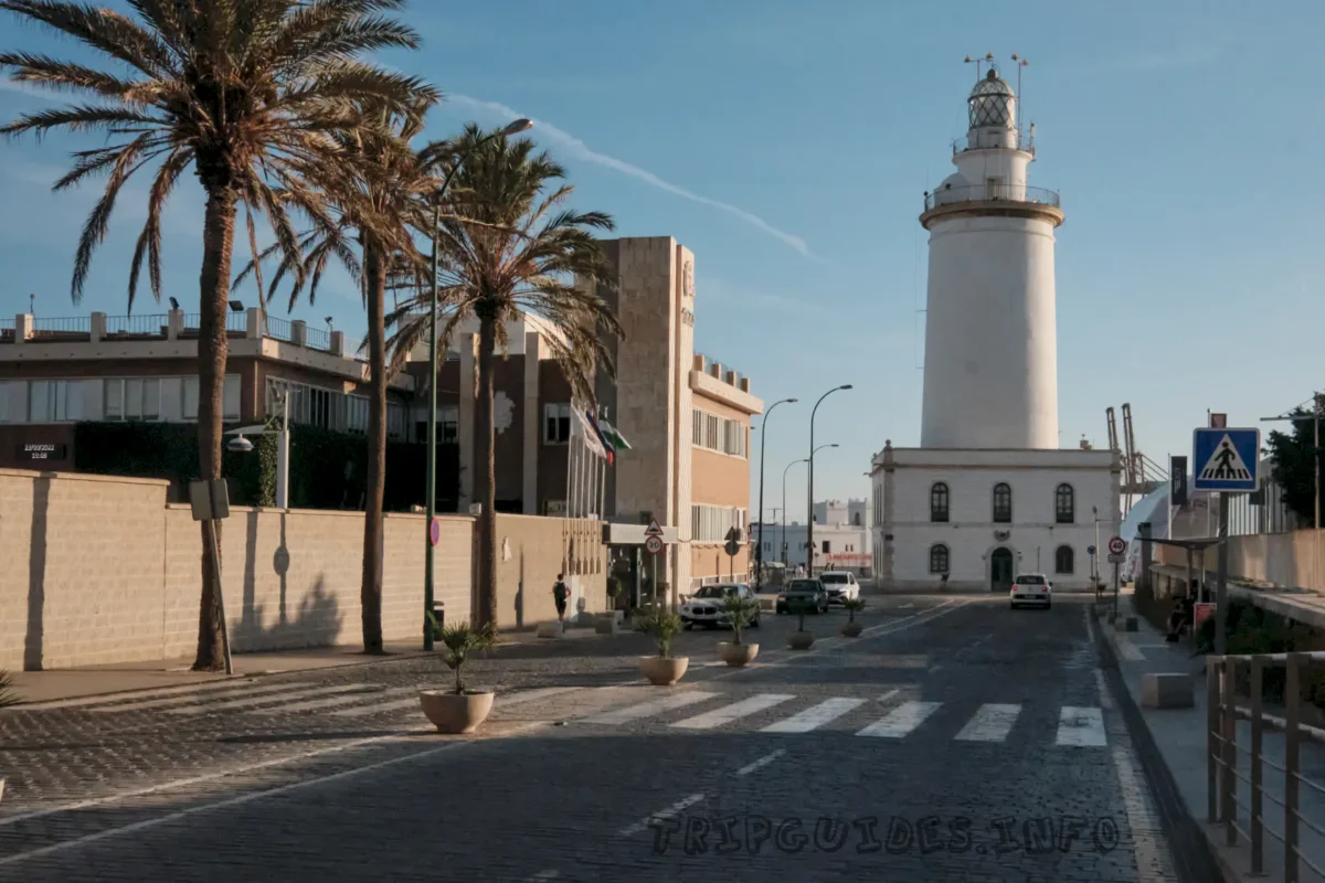 Малагский маяк (La Farola de Málaga) в городе Малага (Испания)