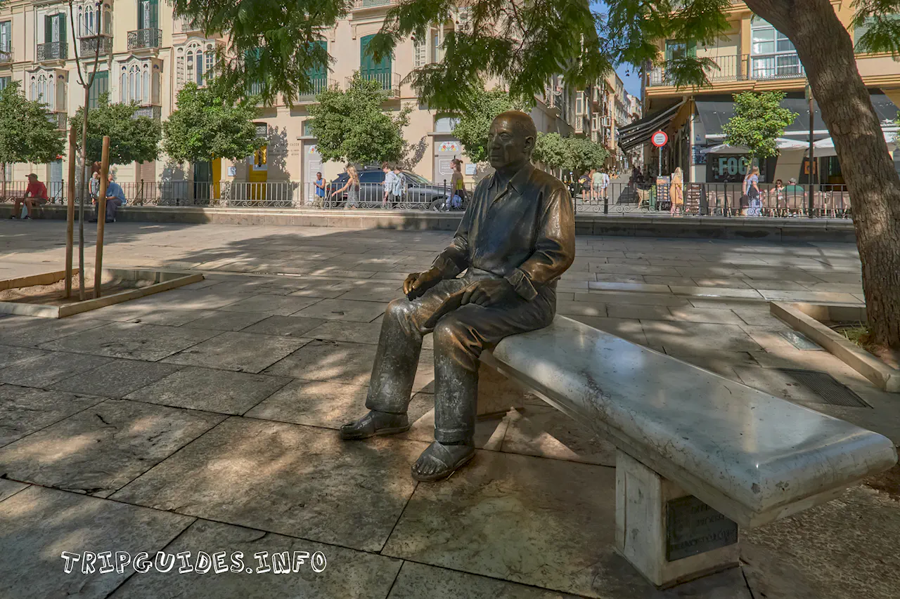 Статуя Пикассо - Площадь Мерсед (Plaza de la Merced) в Малаге