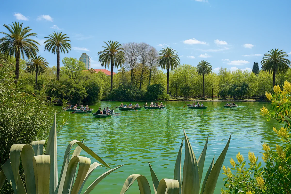 Искусственное озеро и катание на лодках - Парк Сьютаделья (Parc de la Ciutadella) в Барселоне