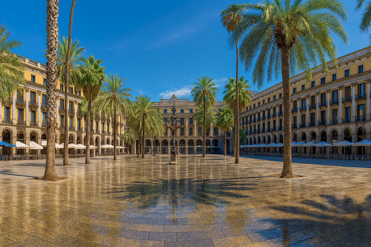 Площадь Реаль (Plaça Reial) в Барселоне