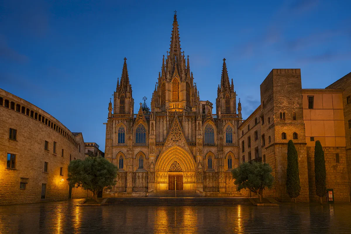Собор Святого Креста и Святой Евлалии (La Catedral de la Santa Cruz y Santa Eulalia) в Барселоне