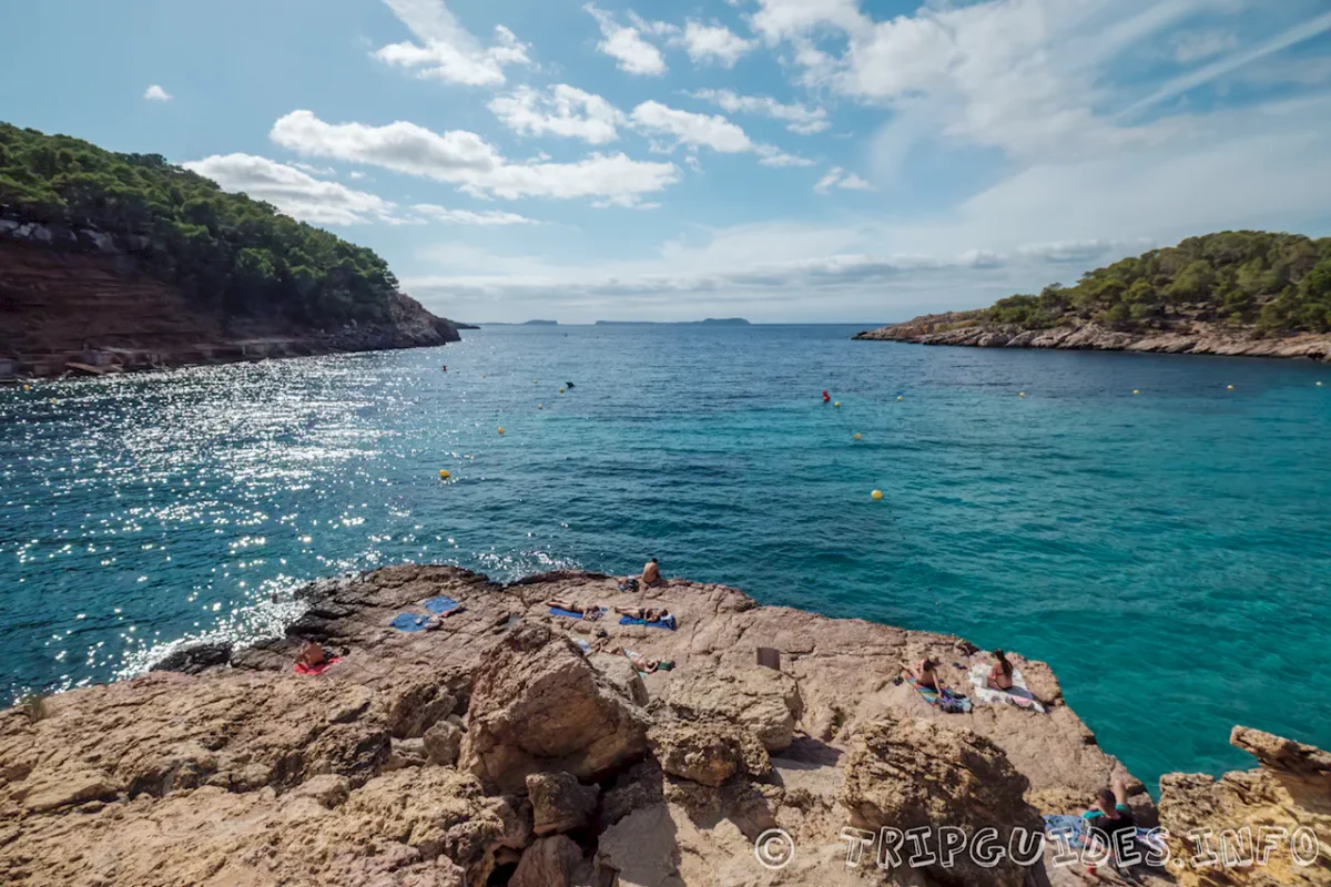Пляж - Кала Салада (Cala Salada) - Ибица (Испания)