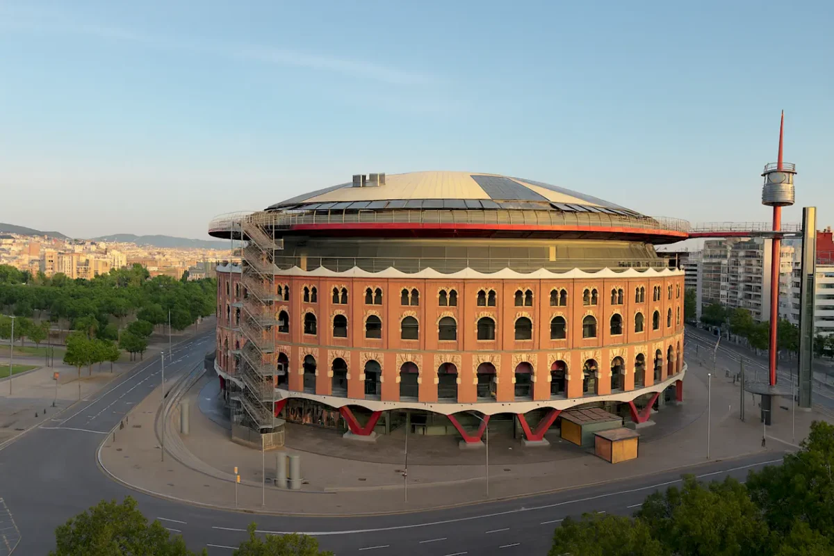Торговый центр Arenas и круговая смотровая терраса - Площадь Испании (Plaza de España) в Барселоне
